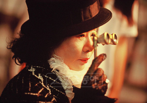 스크린에 ‘중년배우 꽃’이 피었다. 배우 윤여정은 독특한 소재의 영화를 통해 열정적인 활동을 벌이고 있다. 사진은 지난해 윤여정이 출연한 영화 ‘여배우들’의 한 장면. 사진제공｜스포츠동아DB