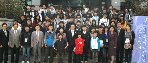 ‘변호사님과 친구됐어요’ 캠페인 1주년을 맞아 24일 기념식이 열린 서울변호사회관에서 변호사와 자매결연을 한 학생들이 서울지방변호사회 관계자들과 기념촬영을 하고 있다. 사진 제공 서울지방변호사회