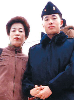 2005년 1월 해군 부사관 임관식 때 심영빈 중사(오른쪽)가 어머니 김순자 씨의 손을 꼭 잡고 찍은 사진. 사진 제공 해군 제2함대사령부