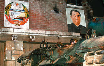 미국 버지니아 주 콴티코의 해병대 기지 인근에 위치한 국립해병대박물관에는 6·25전쟁 당시 미 해병대의 활약상을 보여주는 한국전쟁기념관이 마련돼 있다. 건물 모형 벽면에 북한 김일성 주석의 얼굴 사진이 눈길을 끈다.