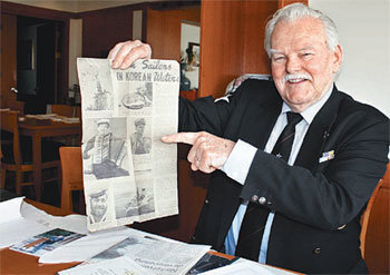 6·25전쟁에 파병된 네덜란드 군함 판 할런의 통신병으로 근무했던 모차헌 씨가 당시 미국 신문에 게재된 판 할런 승조원들의 기사를 보여주고 있다.