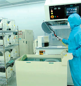 태양전지용 웨이퍼 검사 LG실트론 웨이퍼공장에서 직원이 완성된 태양전지용 웨이퍼를 살펴보고 있다.

사진 제공 LG실트론