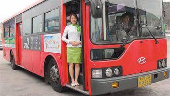 27일부터 대전 일부 시내버스에 안내 도우미가 등장한다. 사진 제공 대전시청