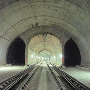6월부터 시운전에 들어가는 KTX 부산∼대구 구간 중 금정터널 내 부전역 분기구간. 동해남부선 복선전철 개통에 대비해 2개 터널(검정 부분)이 더 뚫려 있다. 사진 제공 부산시