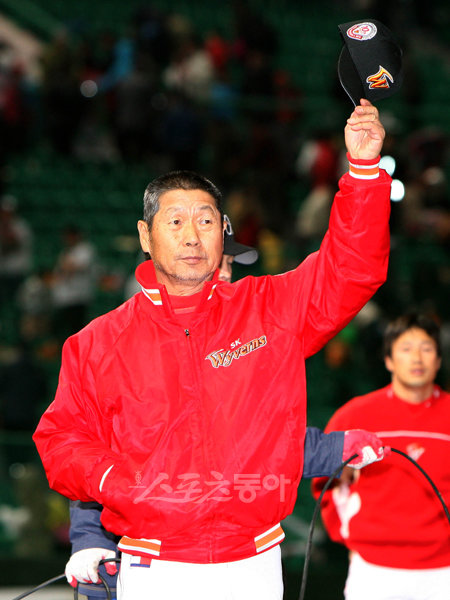관중들의 환호에 모자를 벗어 답례하는 SK 김성근 감독. 연승 징크스 때문에 깎지 않은 수염이 턱 주위에 수북하다. 스포츠동아DB