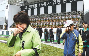 울먹이는 시민들 서울광장에 차려진 천안함 용사 46명의 합동분향소를 찾은 시민들이 조문을 한 뒤 슬픔을 참지 못하고 눈물을 흘리고 있다. 김재명 기자