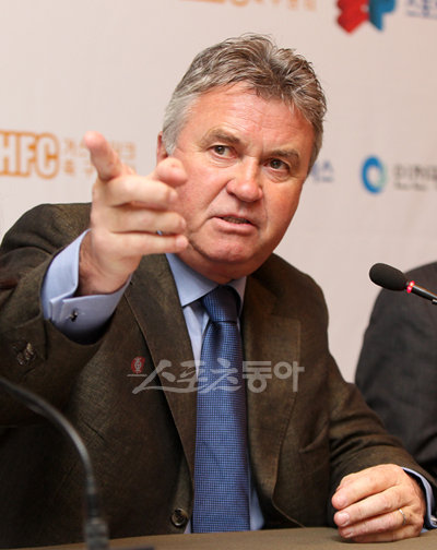 거스 히딩크 전 대표팀 감독(64·현 터키 대표팀 감독)이 27일 오후 서울 프라자호텔에서 열린 ‘벨기에-네덜란드 월드컵 유치위원회 공식 기자회견’에 참석해 취재진의 질문에 답하고 있다.