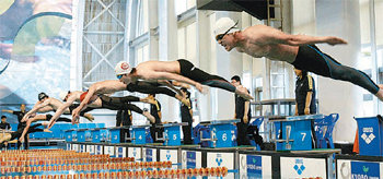 28일 김천실내수영장에서 개막하는 제82회 동아수영대회에 광저우 아시아경기 대표선수 22명이 출전해 기록과의 싸움에 들어간다. 대표 선수들은 첨단 수영복을 입지 않고 공식 대회에 처음 출전해 그 결과에 관심이 모아지고 있다. 동아일보 자료 사진