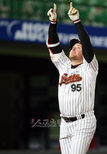 롯데 가르시아의 매력은 스케일에 있다. 수비에서의 레이저 빔 송구와 호쾌한 타격은 그의 트레이드 마크다. 27일 넥센전에서 시즌 5∼6호 홈런을 거푸 터뜨린 뒤 특유의 화려한 세리머니를 빠뜨리지 않았다. 사직 ｜ 박화용 기자 inphoto@donga.com