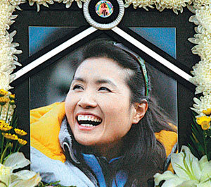 지난해 7월 낭가파르바트 등정에 성공한 뒤 하산 길에 세상을 떠난 고미영의 영정사진. 동아일보 자료 사진