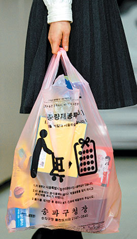 9월부터 서울 시내 모든 대형마트에서 구입할 수 있는 ‘재사용 종량제봉투’. 사진 제공 서울시