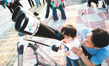 지난해 보현산별빛축제 행사장을 찾은 한 어린이가 천체망원경을 들여다보고 있다. 사진 제공 영천시