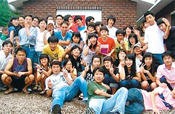 대한적십자사 경북지사 김영길 사무처장과의 인연으로 가정을 꾸린 가족들이 지난해 5월 가족캠프에 참여했다. 사진 제공 대한적십자사 경북지사