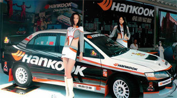 중국 베이징 국제전람센터에서 개최된 2010 베이징 모터쇼의 한국타이어 전시관. 한국타이어는 이번 모터쇼를 통해 친환경 타이어 ‘앙프랑’을 중국 시장에 처음 선보였다. 베이징 모터쇼는 5월 2일까지 열린다. 사진 제공 한국타이어