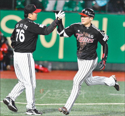 LG 오지환(오른쪽)은 정체된 팀에 새로운 자극제가 되고 있다. 이효봉 스포츠동아 해설위원은 “수비 실수가 많지만 그러면서 배워나가는 것이다. 앞으로 야구를 아주 잘할 재목”이라고 말한다. 스포츠동아DB