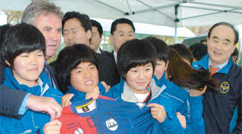 거스 히딩크 감독(왼쪽 두 번째)이 28일 인천 서구 석남1동 ‘포스코파워 신석체육공원’에서 축구꿈나무들과 만남의 시간을 가졌다. 서구 연희동의 2014년 아시경기대회 주경기장 입구에 ‘인천 히딩크축구센터(IHSH)’가 내년 하반기 완공될 예정이다. 김영국 동아닷컴 객원기자