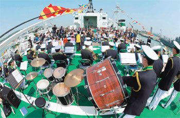 해경이 지난해 어린이날 인천 해경부두에 정박한 경비함에서 음악회를 열고 있다. 해경은 다음 달 5일 경비함을 어린이들에게 공개한다. 사진 제공 해양경찰청