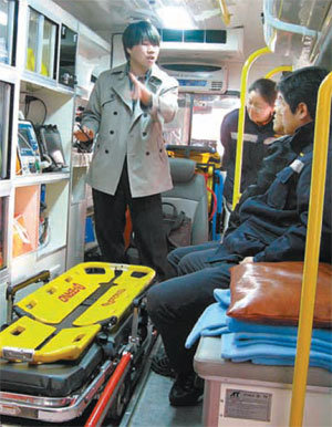 중환자용 구급차 내부에서 관련 업체 직원이 소방대원들에게 원격화상 응급처치 시스템의 작동 방법 등을 알려주고 있다. 사진 제공 대구 동부소방서