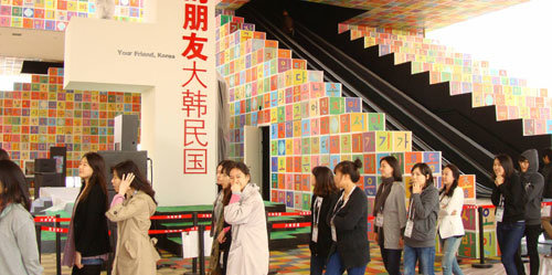 ‘2010 상하이 엑스포’ 개장을 사흘 앞둔 28일 세계박람회대로변에 위치한 한국관 내부. 안팎의 모든 벽은 재미 작가 강익중 씨가 제작한 한글 한자가 새겨진 아트픽셀 3만8000개로 덮였다. 상하이=구자룡 특파원