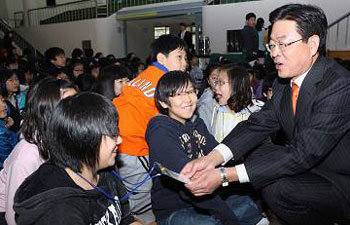 28일 정상명 전 검찰총장(오른쪽)이 서울 강남구 대치초등학교에서 ‘법의 날’(25일) 기념 특강을 마친 뒤 한 학생의 명찰을 들여다보고 있다. 이 학교 학생들은 자기 명찰에 장래 희망을 적어뒀다. 정 전 총장 자녀 둘이 이 학교 출신이어서 강연을 맡게 됐다. 사진 제공 법무부