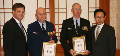 6·25 참전 감사패 전달 이명박 대통령과 얀 페터르 발케넨더 네덜란드 총리가 28일 청와대에서 6·25전쟁 참전용사인 프리트헬름 씨(오른쪽에서 두 번째)와 로스도로프 씨(왼쪽에서 두 번째)에게 감사패를 전달한 뒤 기념사진을 찍고 있다. 청와대사진기자단