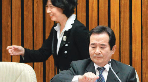 28일 국회에서 열린 민주당 당무위원회의에서 추미애 의원이 정세균 대표와 악수한 뒤 다른 참석자에게 손을 내밀고 있다. 지난해 노동법 개정안 처리를 둘러싼 당과의 마찰로 2개월간 당원 자격이 정지됐던 추 의원은 최근 징계가 풀렸다. 이종승 기자