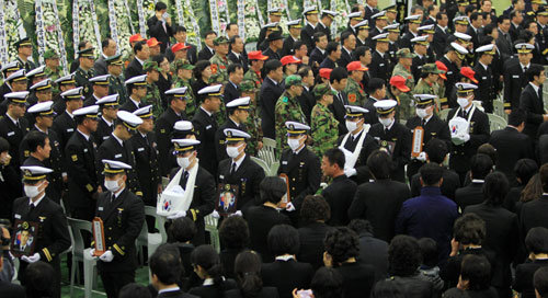 28일 전남 영암군 삼호읍 해군 제3함대 사령부 체육관에서 링스헬기 추락 사고로 순직한 해군 4명의 영결식이 열렸다. 영결식을 마친 뒤 고 권태하 소령, 홍승우 대위, 임호수 노수연 상사의 영정과 유해(실종자는 유품)를 든 장병들이 국립대전현충원으로 향하기 위해 발걸음을 옮기고 있다. 영암=박영철 기자