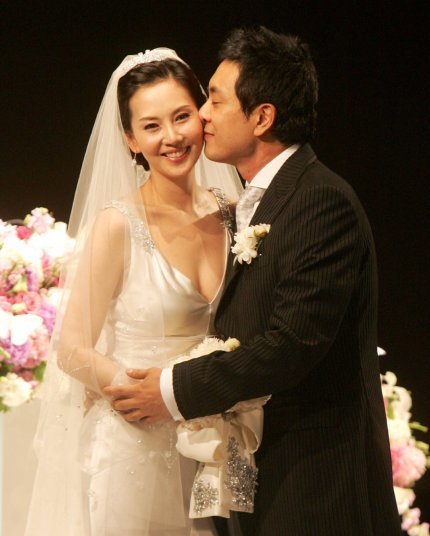 2005년 결혼한 김남주는 당시 국내에 본격 진출한 미국 디자이너 브랜드 '베라왕'의 드레스를 입었다. 같은해 결혼한 심은하와 2007년 결혼한 전도연도 이 브랜드를 택했다. 사진제공 연합.