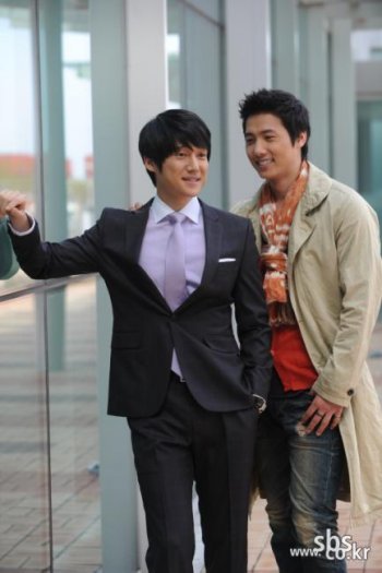 SBS \'인생은 아름다워\'에서 동성애 커플로 나오는 태섭(송창의)과 경수(이상우). SBS제공.
