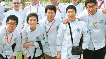 싱가포르 국제식품호텔박람회 국제요리대회에 참가한 배재대 외식경영학과 학생들. 앞줄 왼쪽부터 정의한, 전지연, 김관수(졸업생), 이복균, 김두양 씨. 사진 제공 배재대