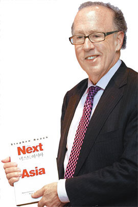 ‘넥스트 아시아’ 한글판 출간
스티븐 로치 회장이 29일 자신의 책 ‘넥스트 아시아’의 한글판에 대해 설명하고 있다. 그는 이 책에서 금융위기 이후 세계경제의 중심축으로 떠오른 아시아가 성장 동력을 유지하기 위해서는 민간소비가 늘어나야 한다고 강조했다. 사진 제공 모건스탠리