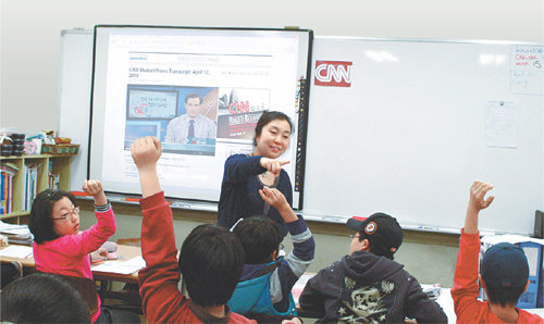 DYB파르테논에서 초등 고학년을 대상으로 하는 토요 특화 수업 ‘CNN특강’을 진행하고 있다. 사진 제공 DYB최선어학원