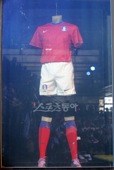 30일 오전 서울 강남구 논현동에 마련된 2010 축구 에너지 스페이스에서 축구대표팀의 홈 유니폼이 공개됐다.