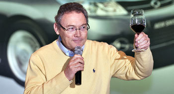 장마리 위르티제 르노삼성자동차 사장은 요리에 일가견이 있는 프랑스인. 올해 1월 제주 서귀포시에서 열린 ‘뉴SM5’ 설명회에서 위르티제 사장이 와인 잔을 들고 건배를 제안하고 있다. 사진 제공 르노삼성자동차