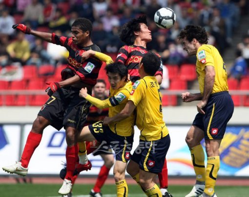 치열한 공중전 사샤(오른쪽 끝) 등 성남 선수들과 알미르(왼쪽 끝) 등 포항 선수들이 2일 K리그 10라운드 경기 도중 한데 뭉쳐 공중 볼을 따내기 위한 치열한 몸싸움을 펼치고 있다.성남 ｜ 김종원 기자 won@donga.com