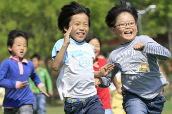 자외선차단제 속 화학물질에 대한 유해 논란이 있지만 의사들은 피부가 연약한 아이들은 자외선차단제를 발라주는 편이 낫다고 말한다. 동아일보 자료 사진