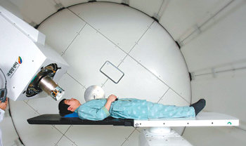 지방의 암 환자들이 서울을 비롯한 수도권 병원으로 몰리는 현상이 점점 심해지고 있다. 암 전문의의 3분의 1, 최신 진단 치료장비의 절반이 수도권에 집중된 것으로 나타났다. 동아일보 자료 사진