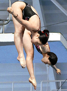 1일 김천실내체육관에서 열린 제82회 동아수영대회 싱크로다이빙 여자 일반부 경기에서 제주도청 강민경 유지영 조가 탄탄한 호흡을 앞세워 연기를 펼치고 있다. 김천=변영욱 기자