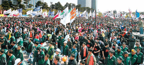 큰 충돌 없이 끝난 노동절 행사 노동절인 1일 오후 전국민주노동조합총연맹(민주노총)을 비롯해 2000여 개 진보단체로 구성된 ‘120주년 세계 노동절 범국민대회 조직위원회’가 서울 여의도공원에서 기념행사를 가졌다. 이날 대회에는 야당 정치인들과 재야인사들을 비롯해 조합원 1만5000여 명이 참가(경찰 추산 6000명)했지만 별다른 충돌 없이 끝났다. 이훈구 기자