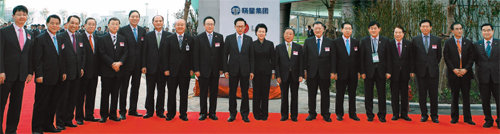 1일 상하이엑스포 한국기업연합관 개관식에 참석한 정재계 인사들. 왼쪽부터 최재원 SK E&S 부회장, 김쌍수 한전 사장, 강덕수 STX그룹 회장, 박찬법 금호아시아나그룹 회장, 박용현 두산그룹 회장, 이윤우 삼성전자 부회장, 남용 LG전자 부회장, 류우익 주중 대사, 사공일 한국무역협회 회장, 이명박 대통령, 김윤옥 여사, 조석래 효성그룹 회장, 정몽구 현대·기아자동차그룹 회장, 정준양 포스코그룹 회장, 최경환 지식경제부 장관, 유명환 외교통상부 장관, 신동빈 롯데그룹 부회장, 정장선 국회 지식경제위원회 위원장, 김정훈 한나라당 국회의원. 상하이=안철민 기자