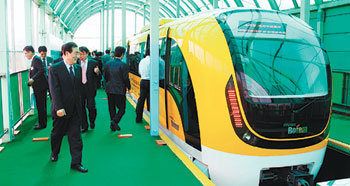 2013년 인천국제공항에서 운행하게 될 자기부상열차가 3일 대전 한국기계연구원에서 처음으로 공개됐다. 대전=이기진 기자