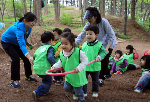 3일 오전 서울 송파구 오금동 오금공원 ‘숲 유치원’에서 1, 2세 반 아이들이 뛰어놀고 있다. 송파구가 지난달 운영을 시작한 숲 유치원은 별도 수업 프로그램이나 교재 없이 아이들이 자연에서 자유롭게 뛰어놀게 한다. 사진 제공 송파구