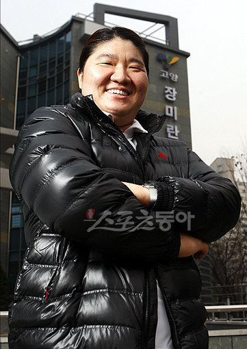 역도 사상 최초로 10억원대 계약을 보장 받은 ‘영웅’ 장미란. 그녀가 지난해 12월 스포츠동아와의 인터뷰에서 자신의 이름을 딴 ‘고양 장미란체육관’을 배경으로 환하게 웃고 있다. 스포츠동아DB