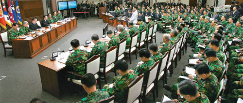 경청하는 지휘관들 4일 이명박 대통령이 주재한 전군 주요지휘관회의에서 군 장성들이 이 대통령의 모두발언을 경청하고 있다. 참석한 장성들의 별 개수만 207개다. 청와대사진기자단