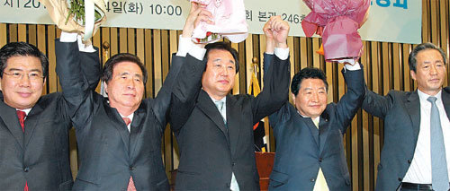 “잘 해봅시다” 한나라당은 4일 의원총회를 열어 4선의 김무성 의원(가운데)과 3선의 고흥길 의원(왼쪽에서 두 번째)을 각각 원내대표와 정책위의장으로 선출했다. 이들은 앞으로 1년간 집권여당의 원내 사령탑으로 세종시 등 각종 현안과 관련해 야당과의 협상은 물론 당내 계파 갈등을 조율해야 하는 숙제를 안고 있다. 김경제 기자