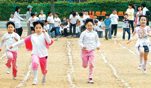 천안함 희생 장병 자녀 6명이 다니고 있는 경기 평택시 원정초등학교에서 어린이날을 하루 앞둔 4일 오전 작은 운동회가 열렸다. 천안함 침몰 사건으로 아버지 김태석 원사를 여읜 큰딸 해나 양(오른쪽에서 두 번째)이 밝게 웃으며 달리기를 하고 있다. 평택=전영한 기자