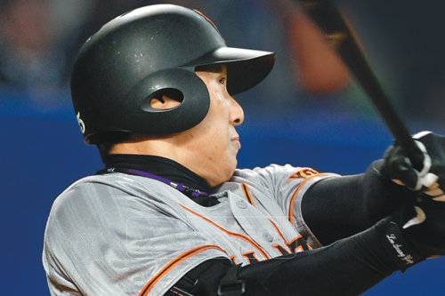 요미우리 이승엽이 5일 야쿠르트전에서 1회 비거리 110m짜리 시즌 5호 우월2점홈런을 터뜨렸다. 스포츠동아DB