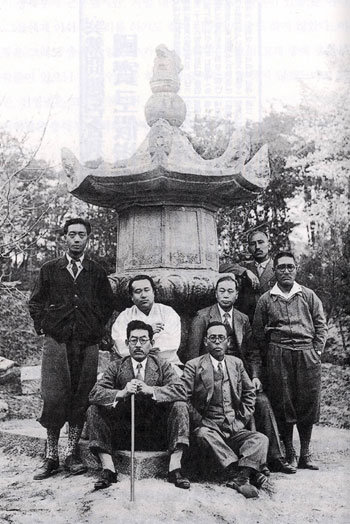 간송은 일본으로 반출될 뻔한 ‘괴산 팔각당형 부도’를 가까스로 되샀으나 곧바로 조선총독부에 압수당했다. 3년간의 반환청구소송 끝에 1938년 부도를 되찾은 간송은 간송미술관의 전신인 보화각으로 옮긴 뒤 기념사진을 찍었다. 뒷줄 왼쪽에서 두 번째 흰 두루마기를 입은 사람이 간송이다. 사진 제공 김영사