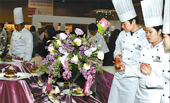인천 부평구 청천동 인천문예전문학교 학생들이 1일 폐막한 ‘제7회 서울 국제 푸드앤
드테이블웨어 박람회’에서 개인전, 단체전 대상을 휩쓸었다.