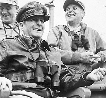 1950년 9월 15일 인천상륙작전을 지휘하고 있는 맥아더 장군. 동아일보 자료 사진